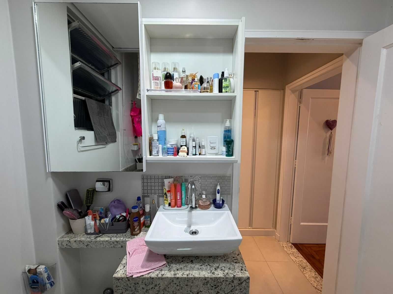 Apartamento 35 · 2 dorm. — Banheiro