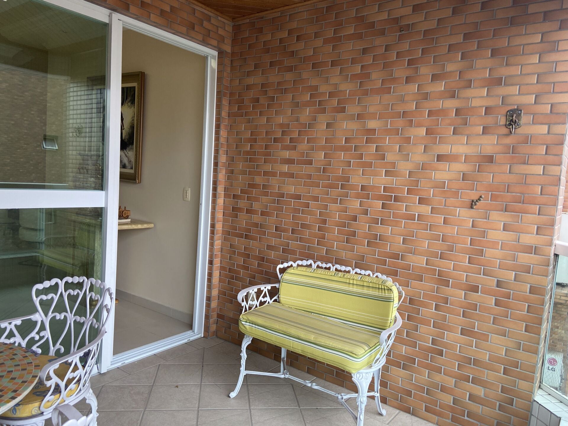 Apartamento 43 · 2 dorm. — Varanda