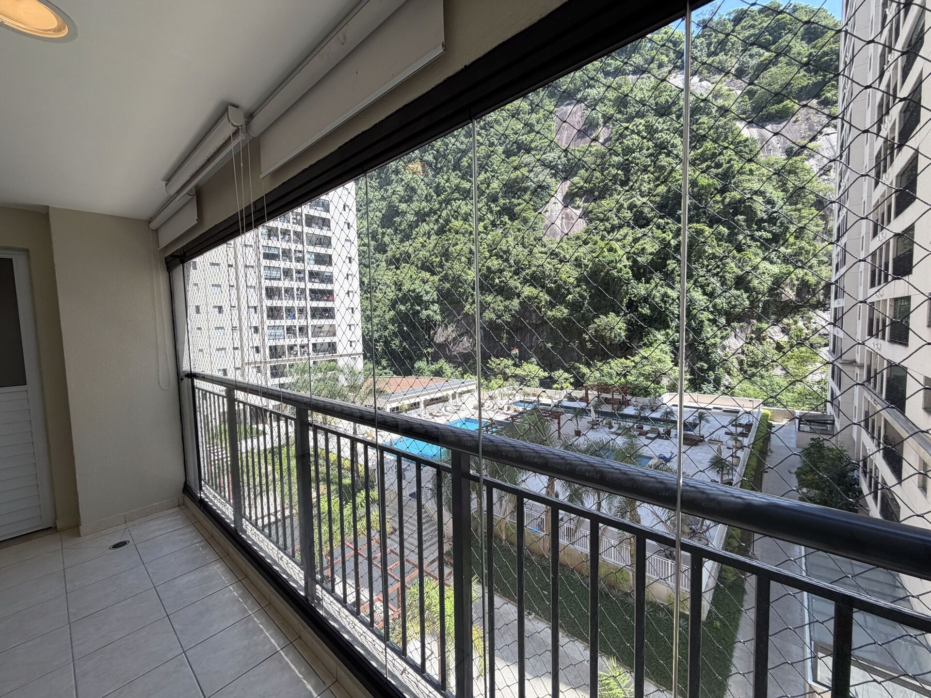 Apartamento 64 · 3 dorm. — Varanda