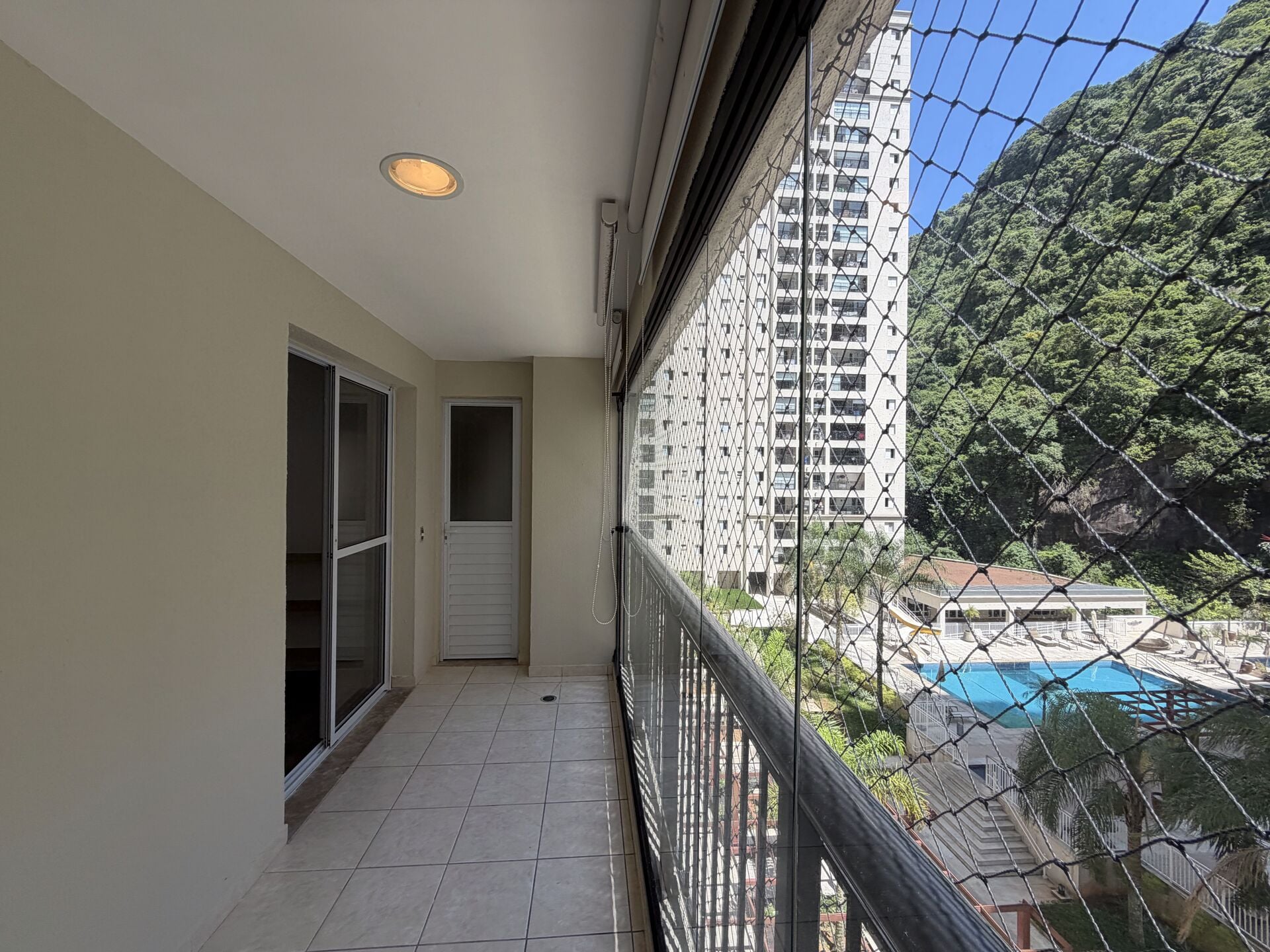 Apartamento 64 · 3 dorm. — Varanda
