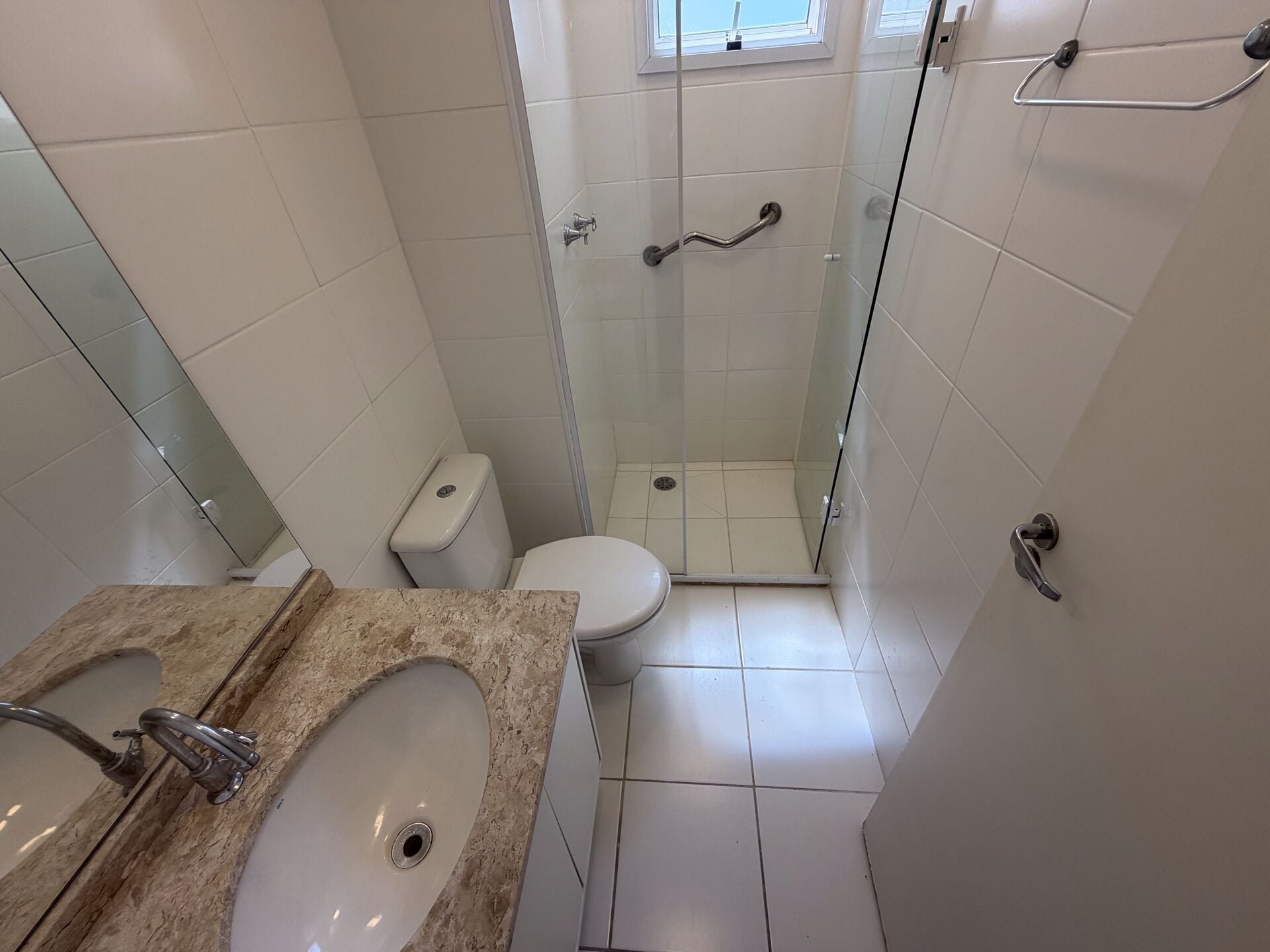 Apartamento 64 · 3 dorm. — Banheiro