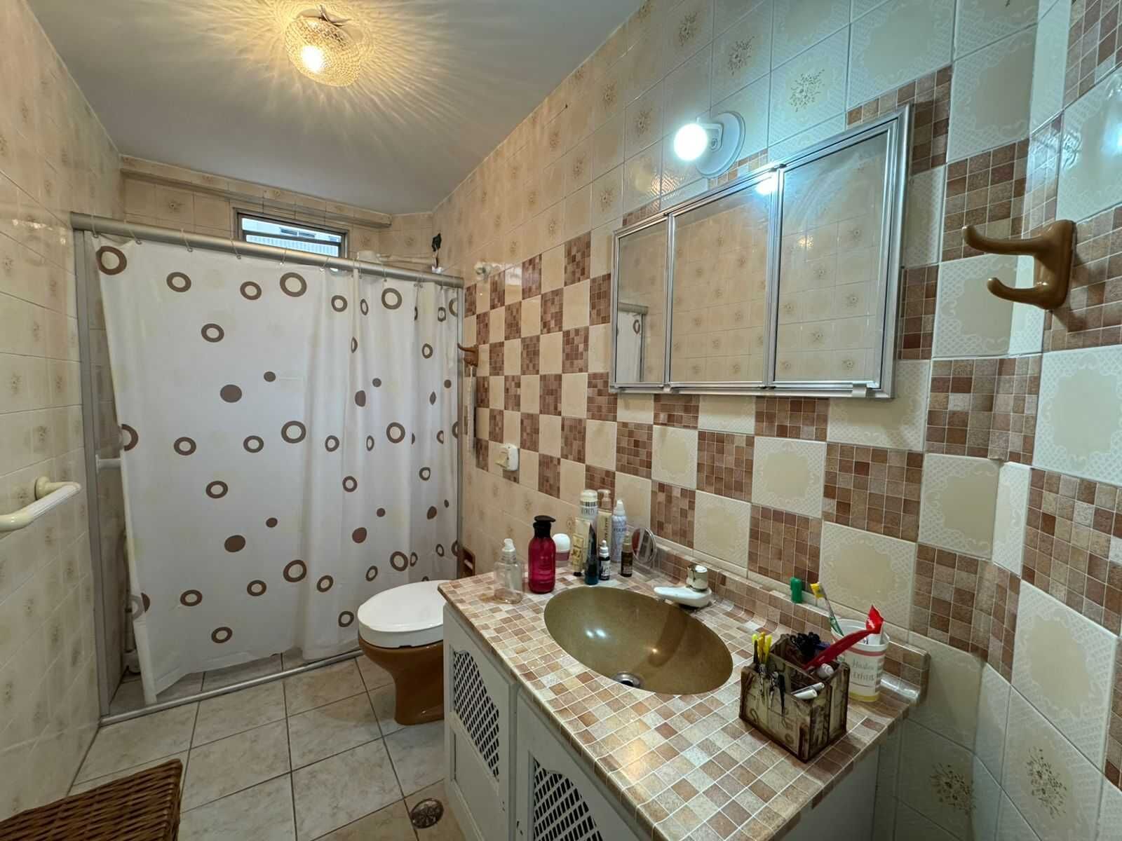 Apartamento 55 · 2 dorm. — Banheiro