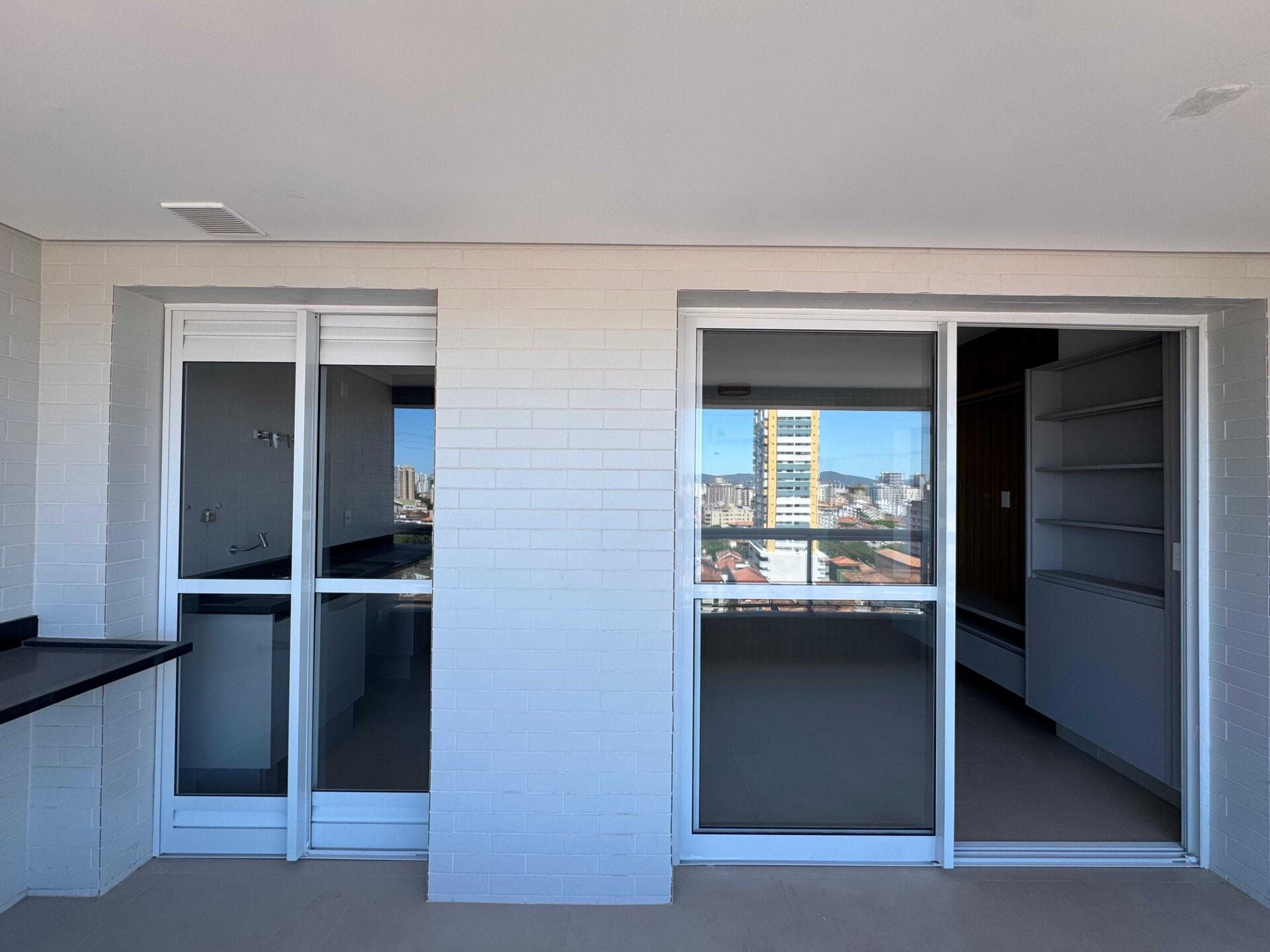Apartamento alto padrão 121 · 2 dorm. — Varanda