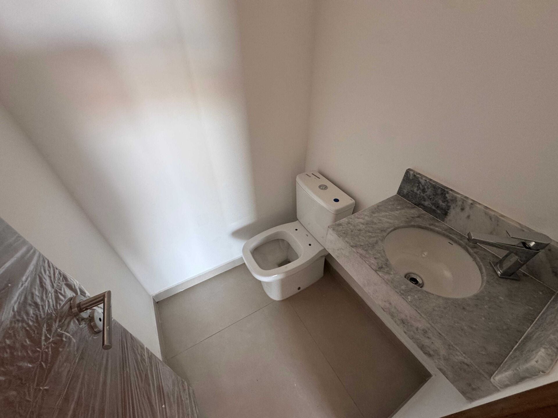 Apartamento alto padrão 121 · 2 dorm. — Banheiro