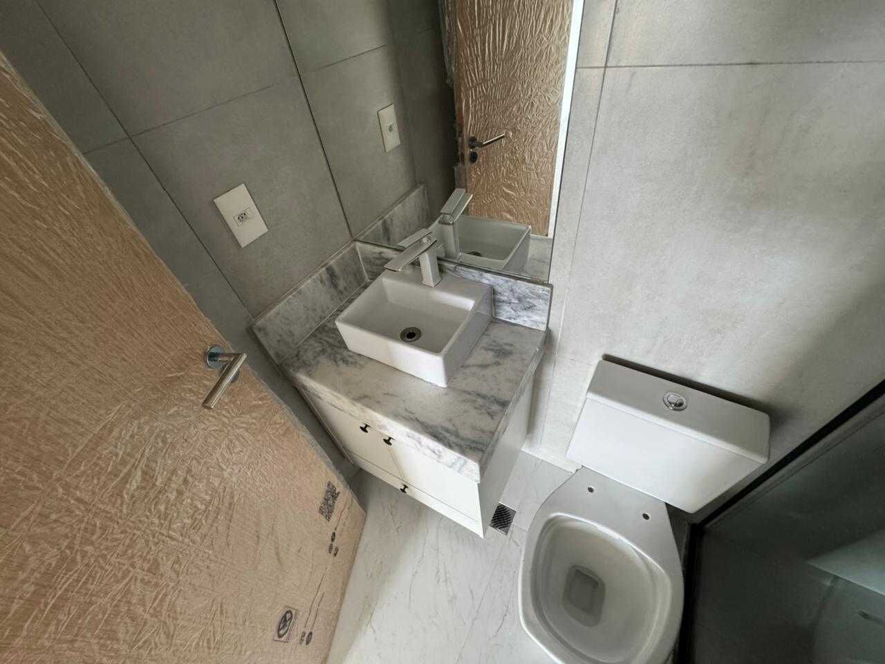 Apartamento alto padrão 136 · 2 dorm. — Banheiro