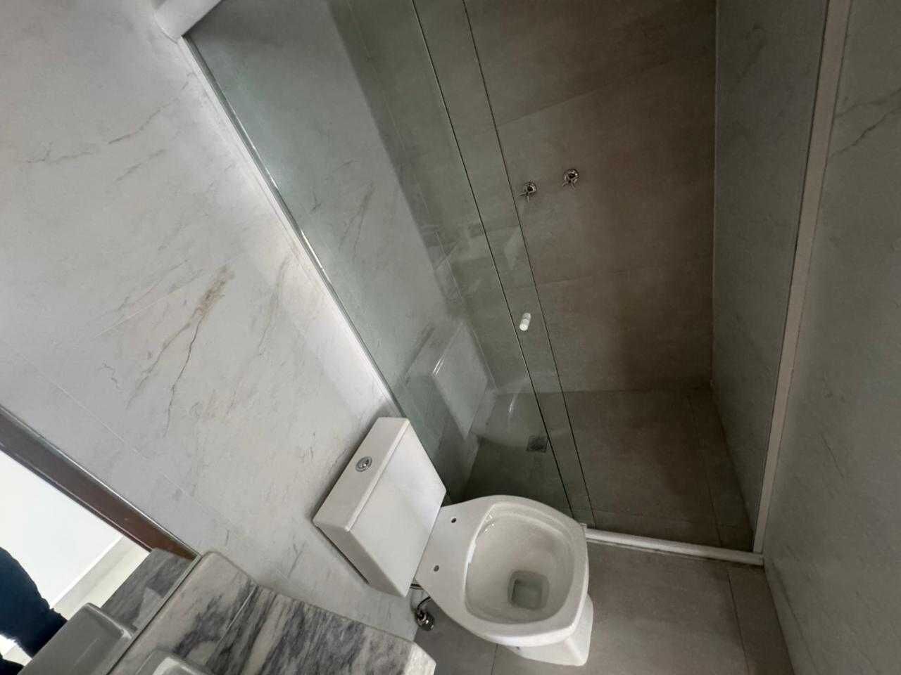 Apartamento alto padrão 136 · 2 dorm. — Banheiro