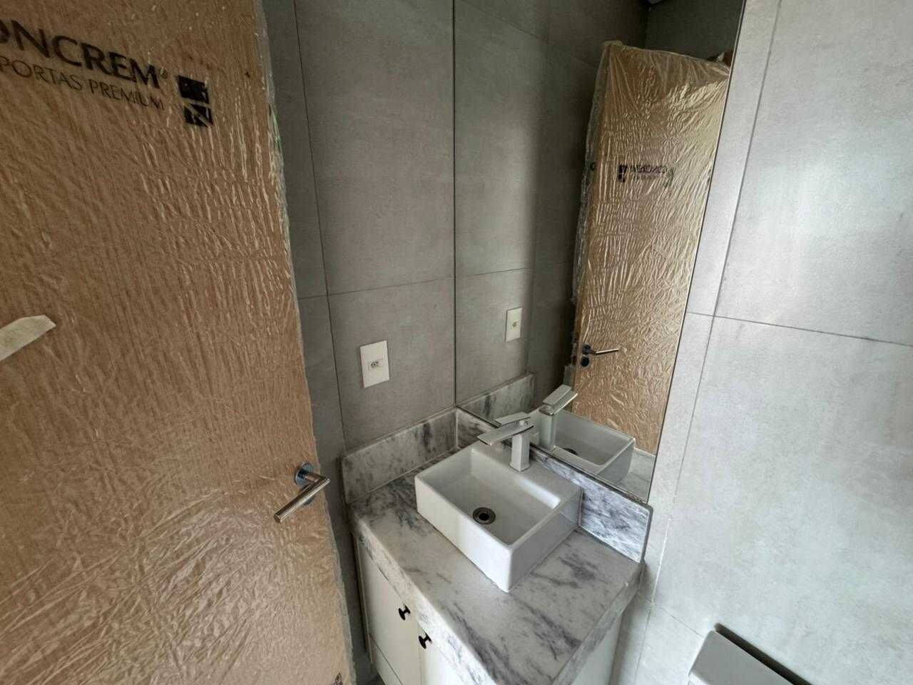 Apartamento alto padrão 136 · 2 dorm. — Banheiro