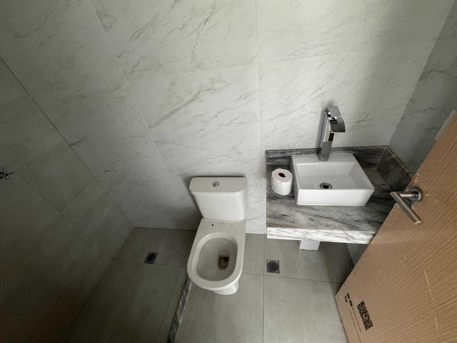 Apartamento 82 · 2 dorm. — Banheiro