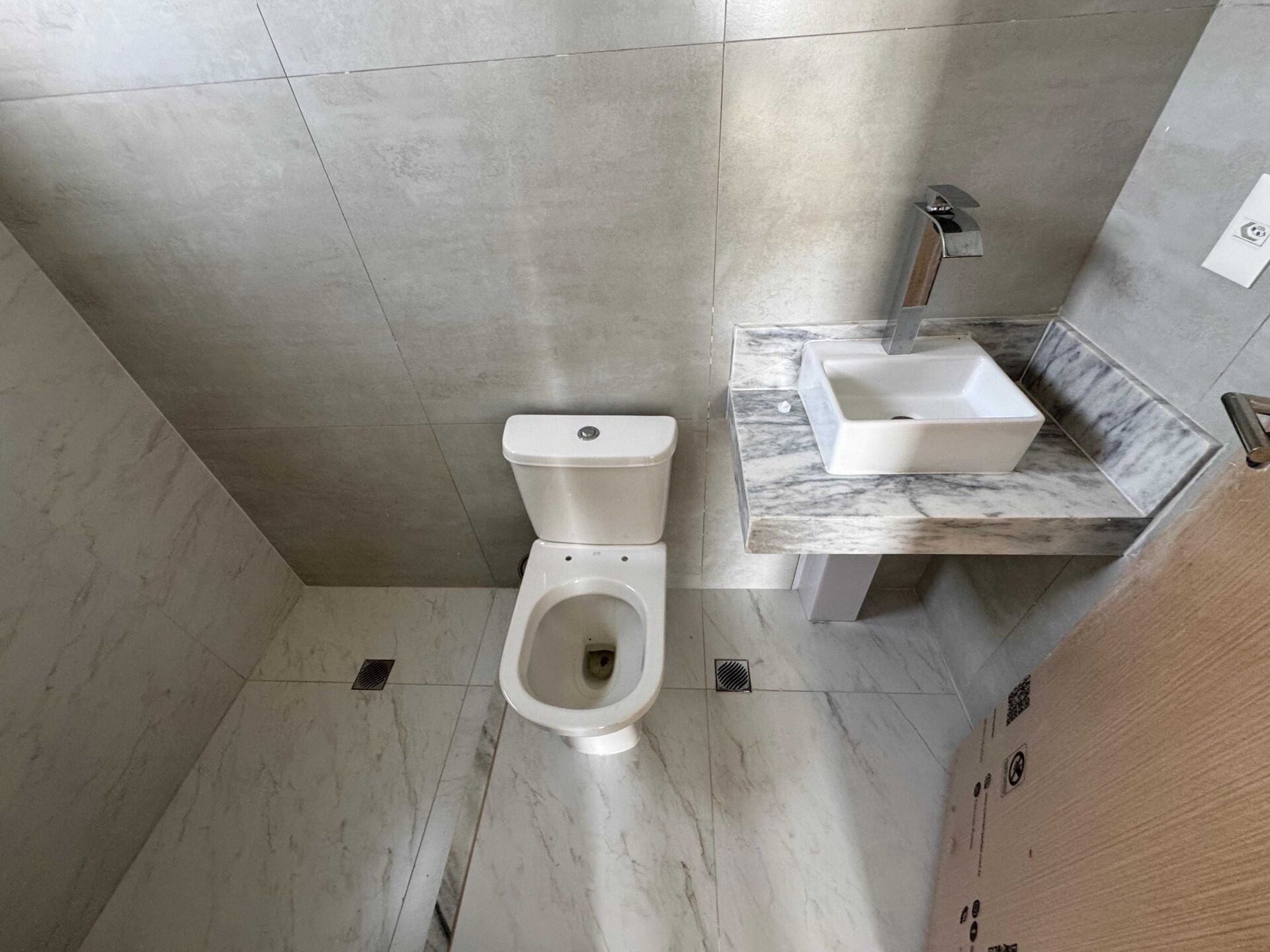 Apartamento 82 · 2 dorm. — Banheiro