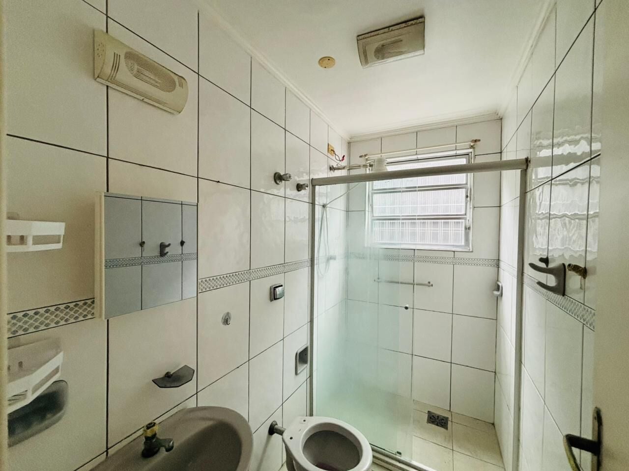 Apartamento térreo 5 · 2 dorm. — Banheiro