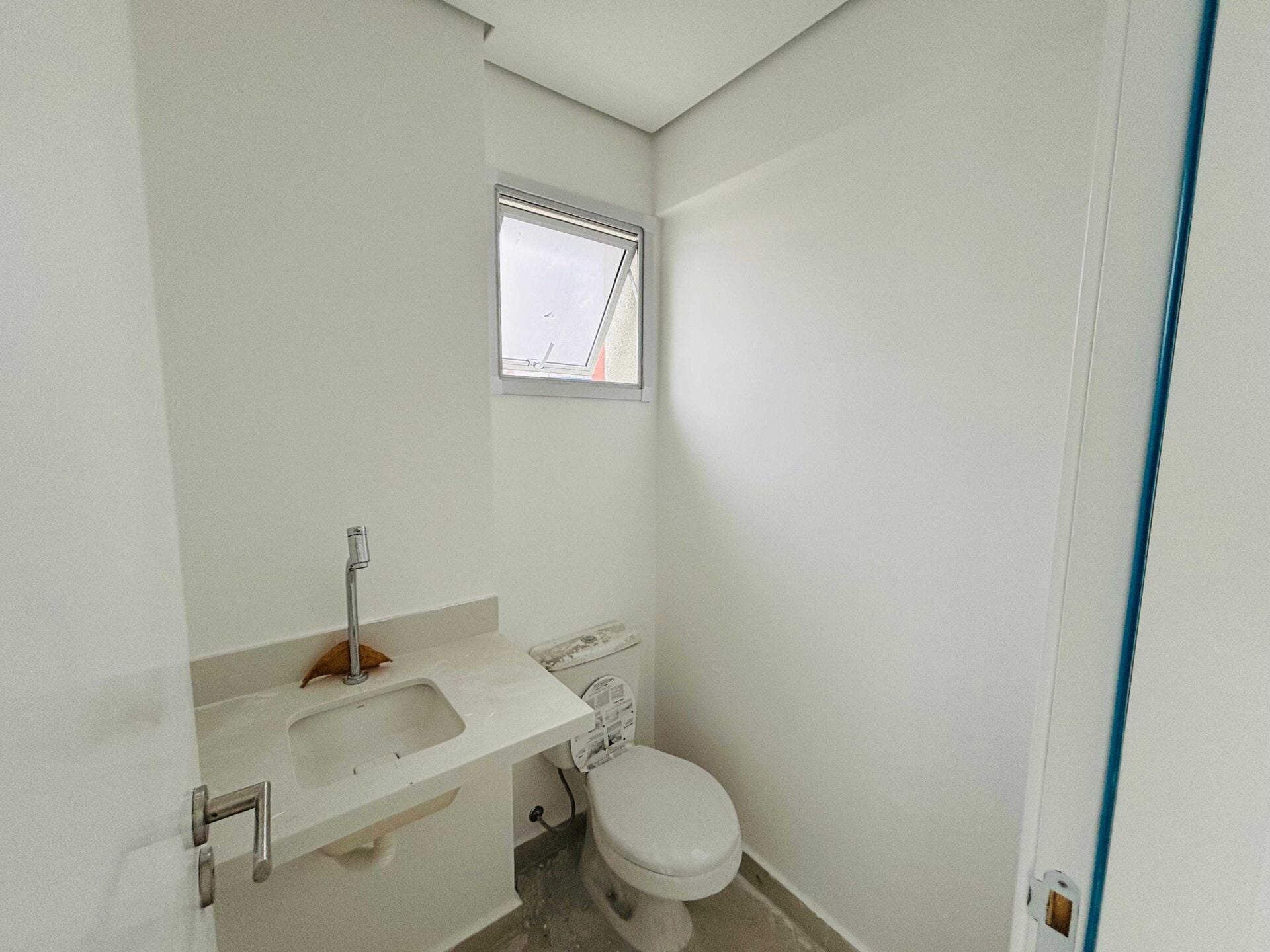 Apartamento 82 · 2 dorm. — Banheiro
