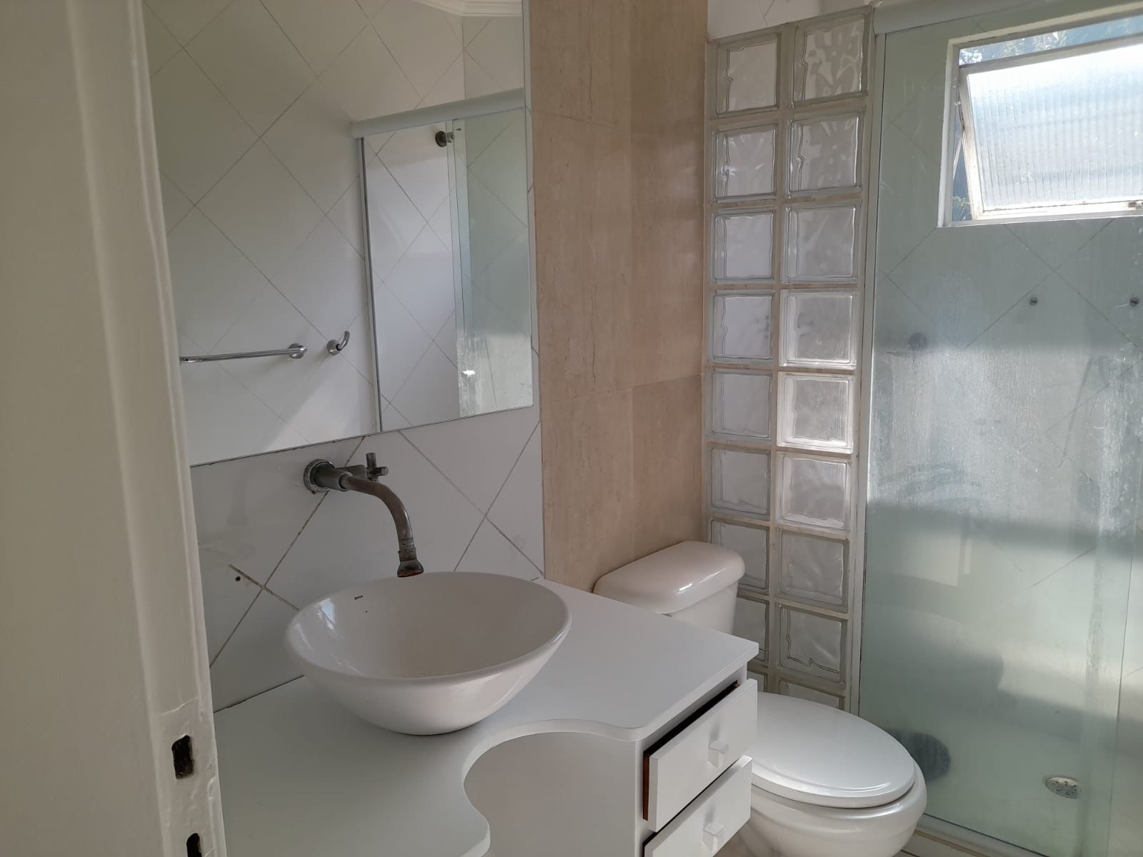 Apartamento 75 · 1 dorm. — Banheiro