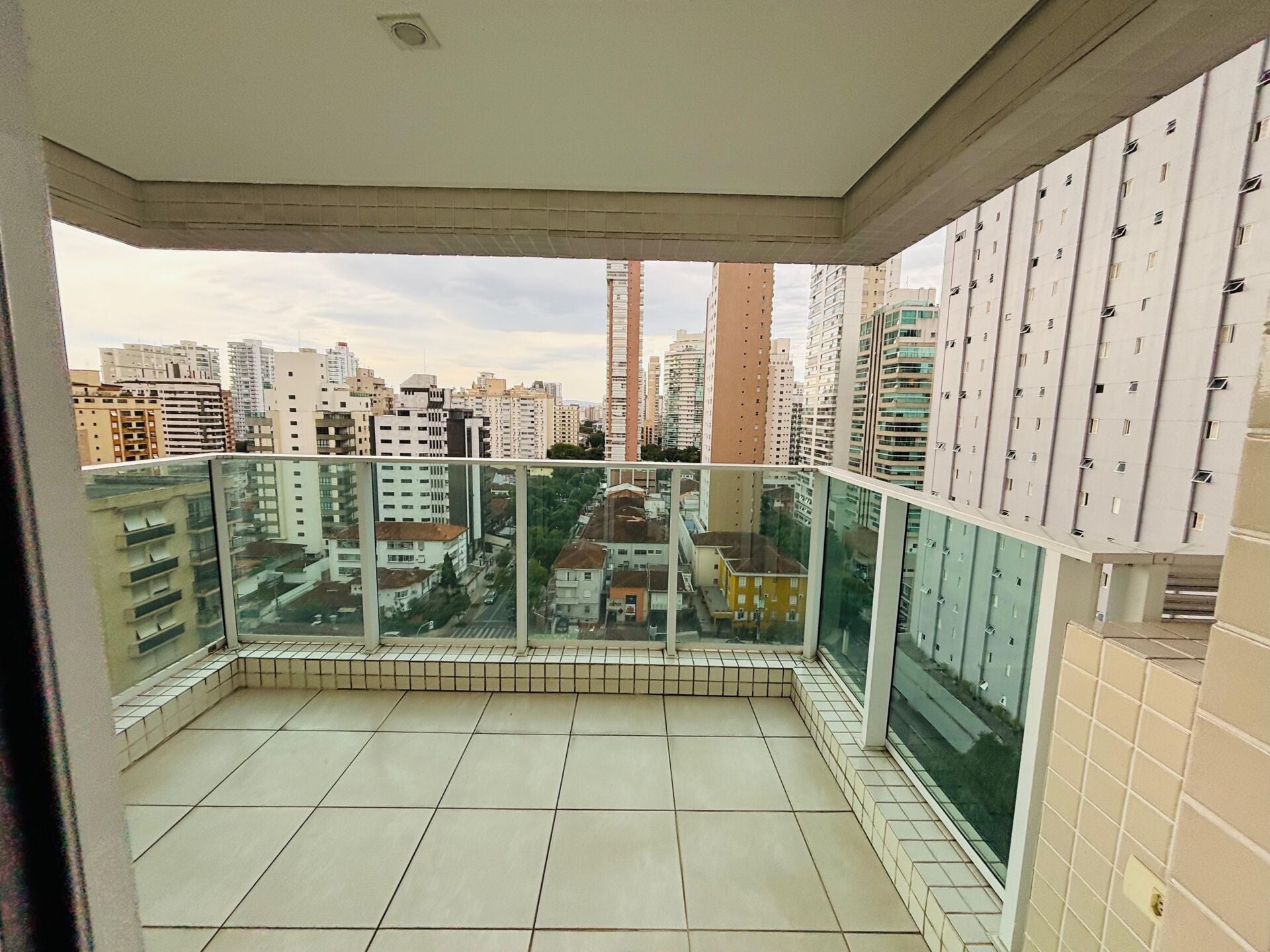 Apartamento de alto padrão 113 · 1 dorm. — Varanda