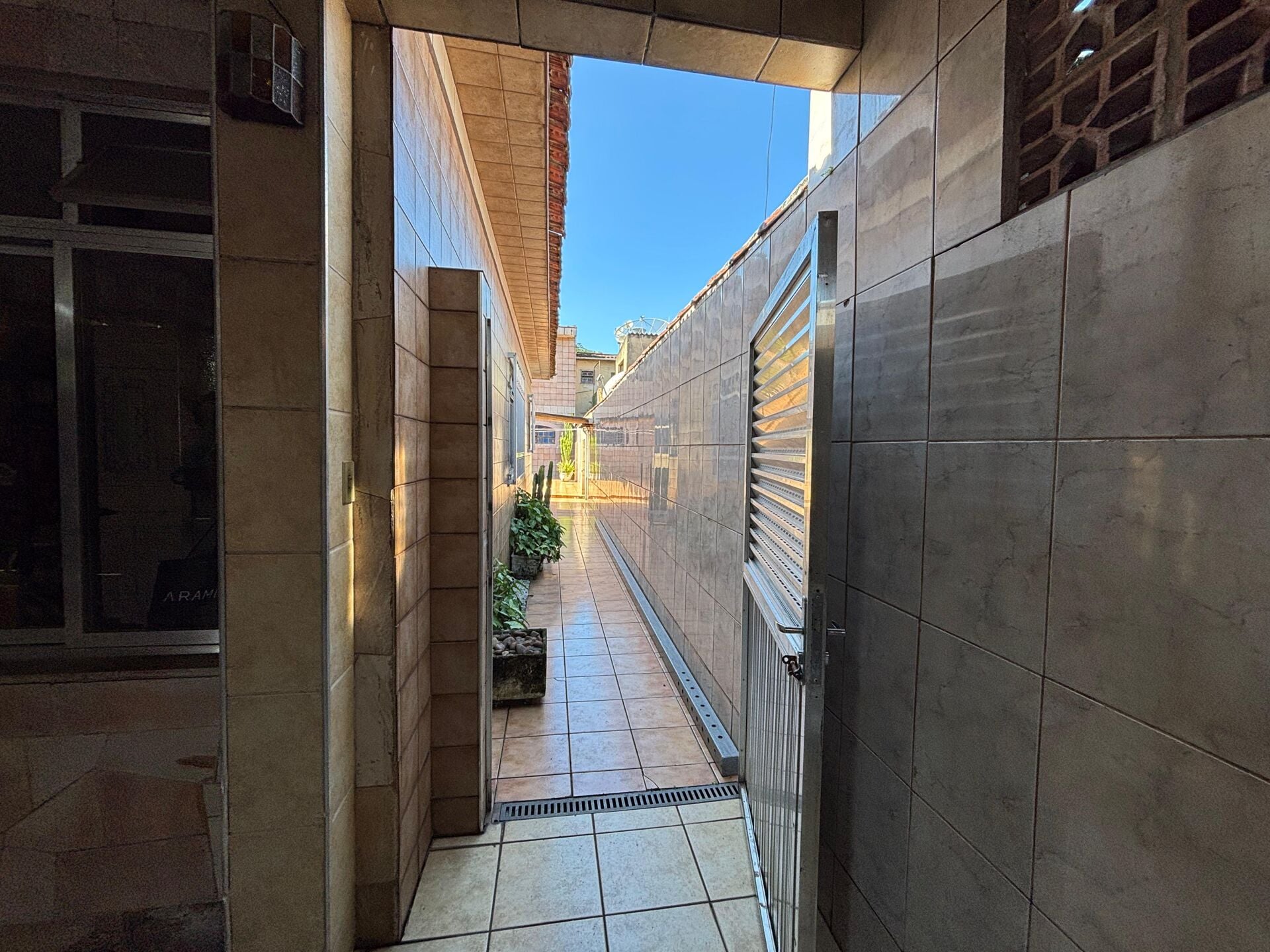 Casa com edícula · 2 dorm. — Varanda