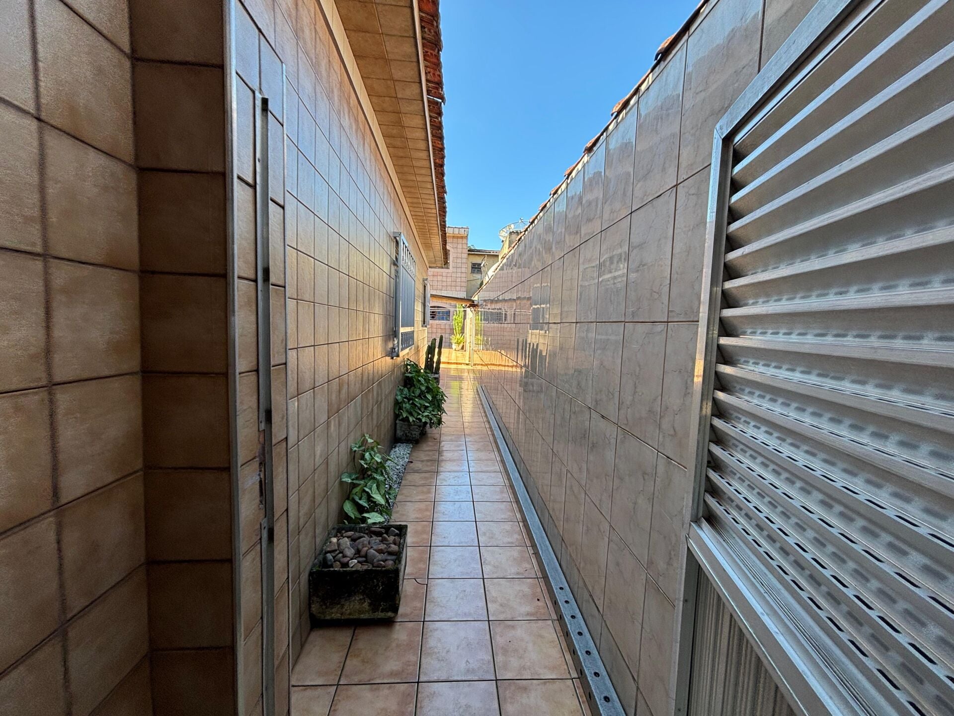 Casa com edícula · 2 dorm. — Varanda