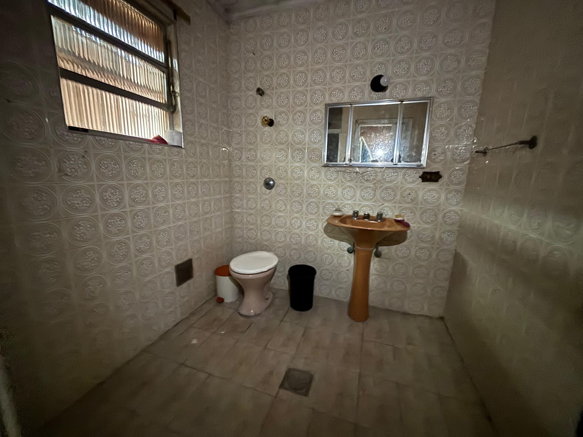 Casa com edícula · 2 dorm. — Banheiro