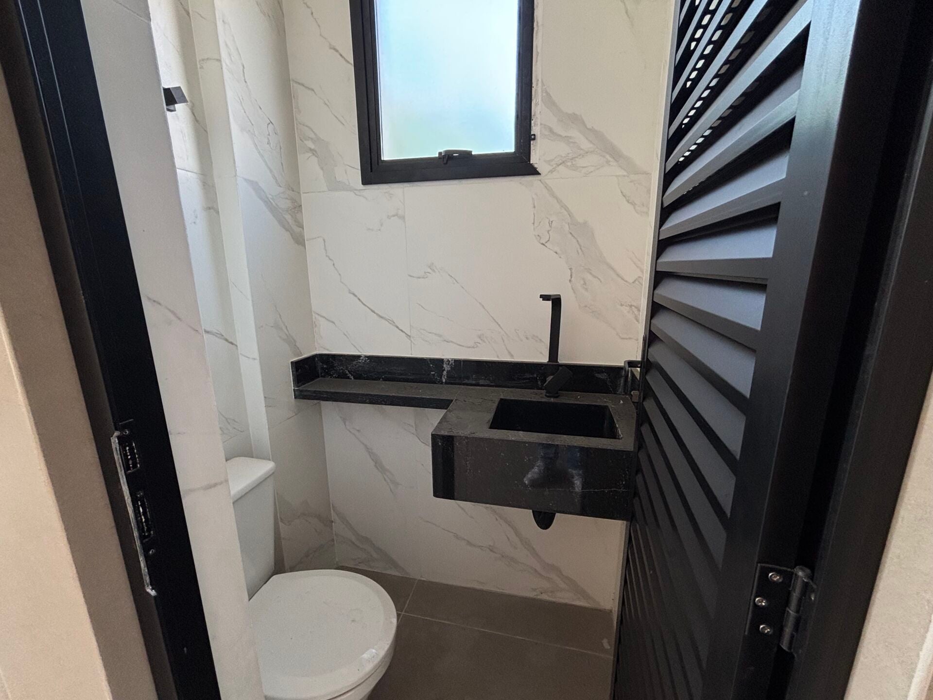 Casa sobreposta · 3 dorm. — Banheiro