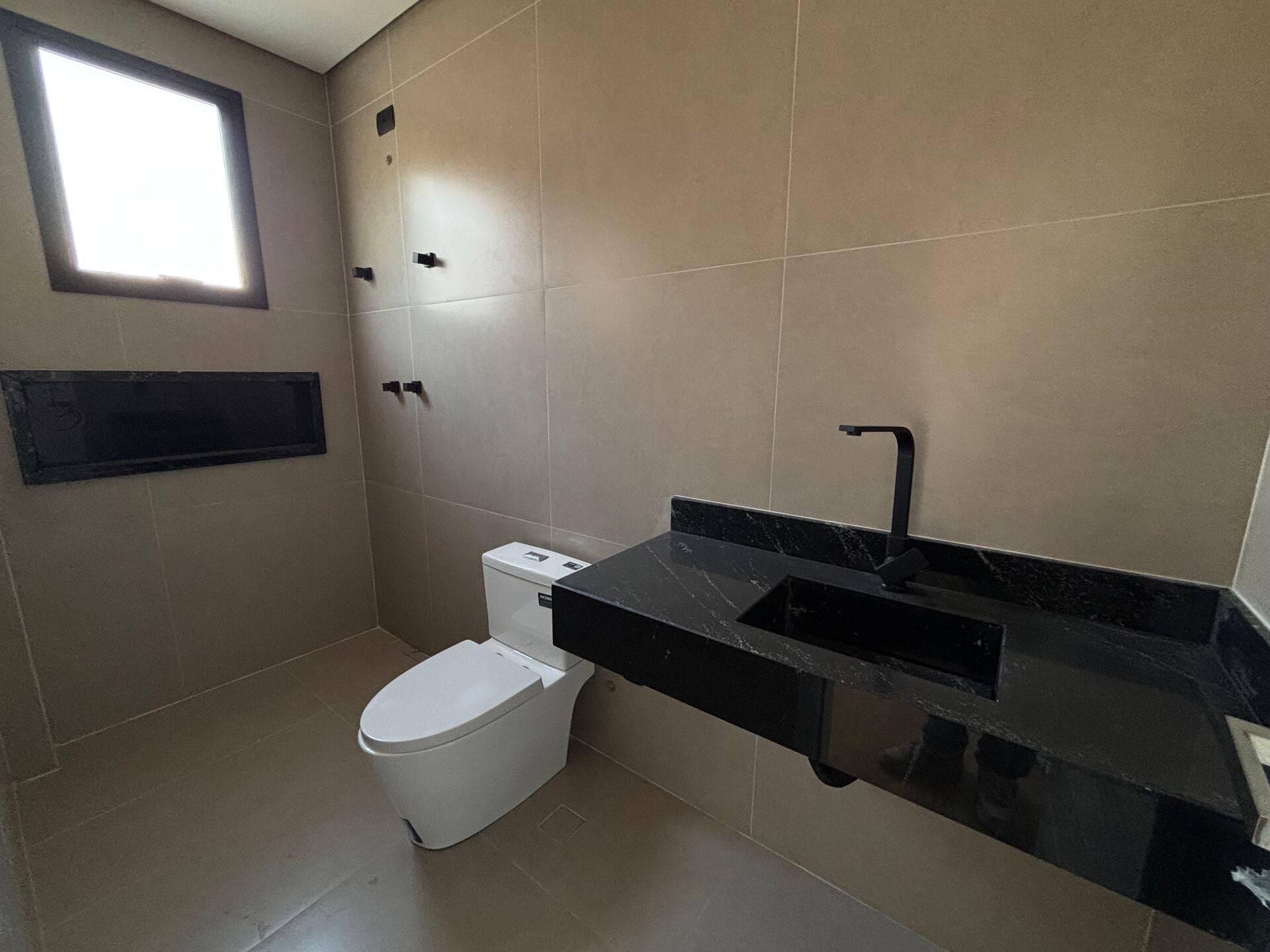 Casa sobreposta · 3 dorm. — Banheiro