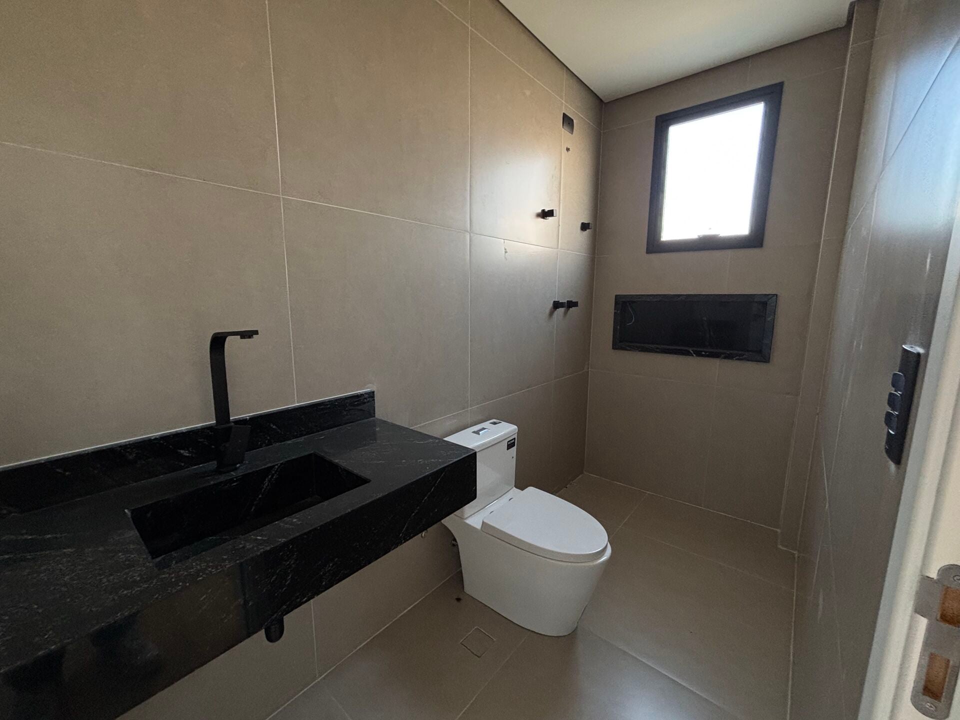 Casa sobreposta · 3 dorm. — Banheiro