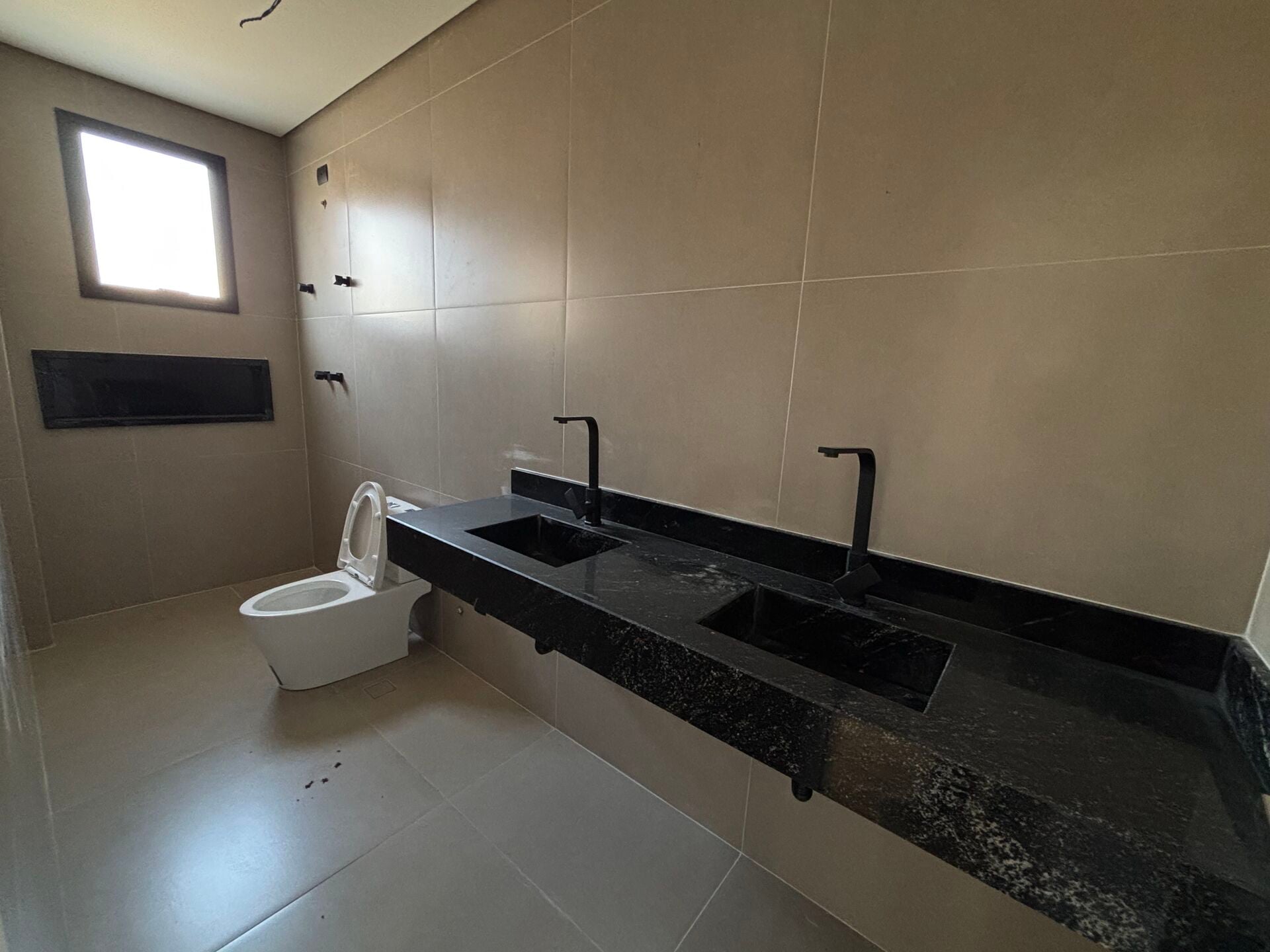 Casa sobreposta · 3 dorm. — Banheiro