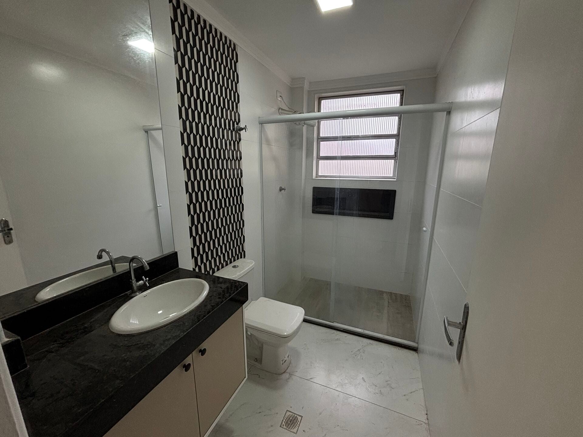 Apartamento 32 · 2 dorm. — Banheiro
