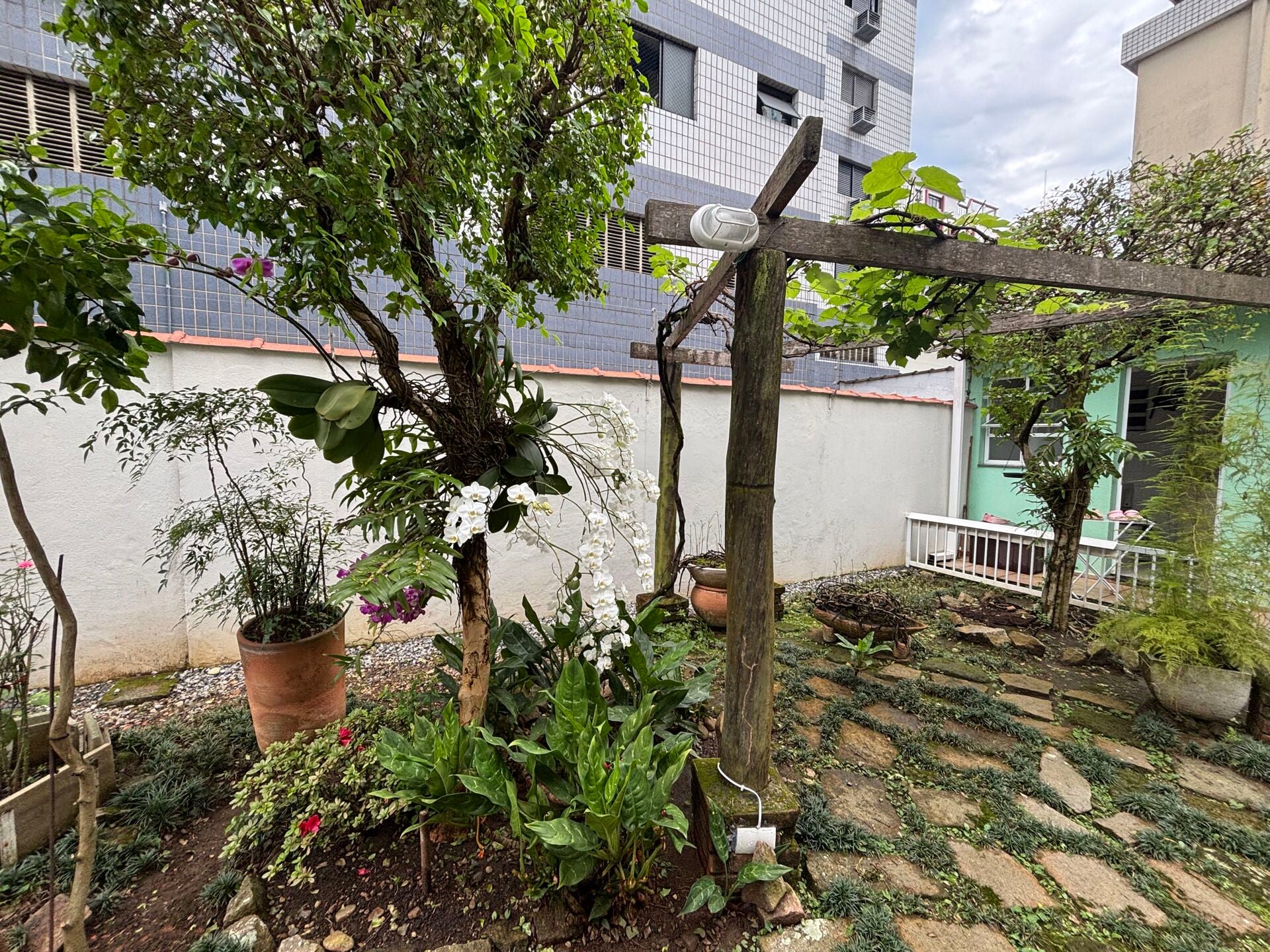 Casa com edícula · 3 dorm. — Varanda