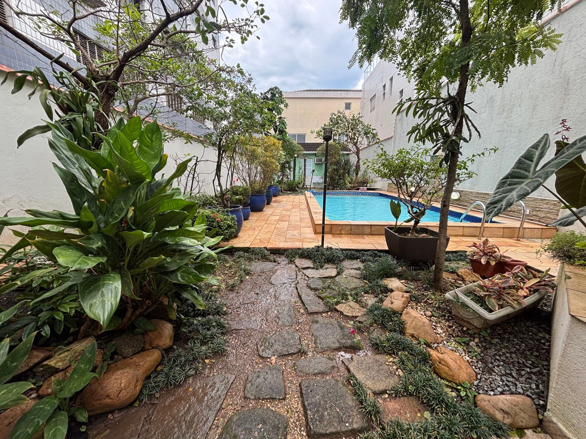 Casa com edícula · 3 dorm. — Varanda