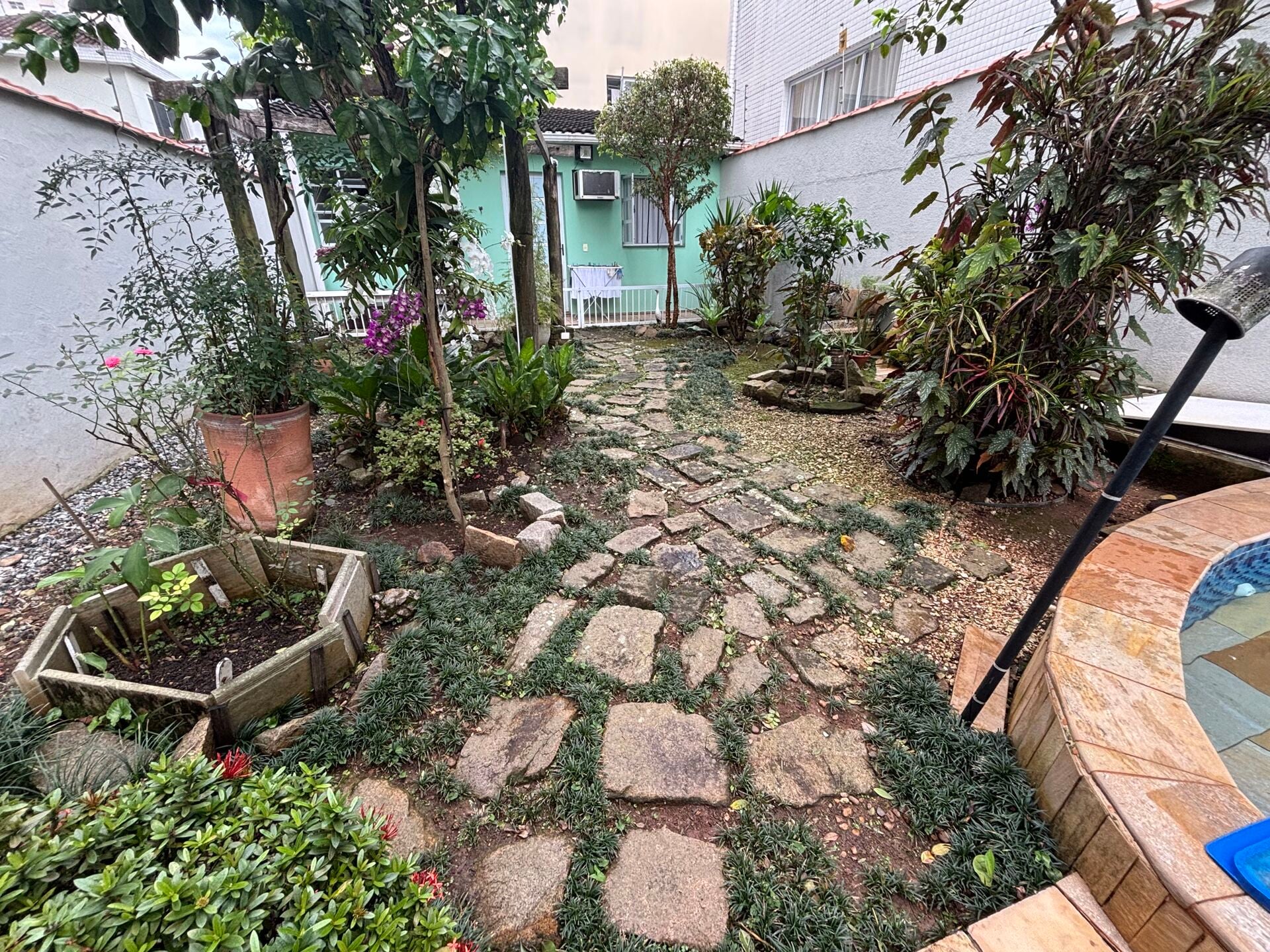 Casa com edícula · 3 dorm. — Varanda