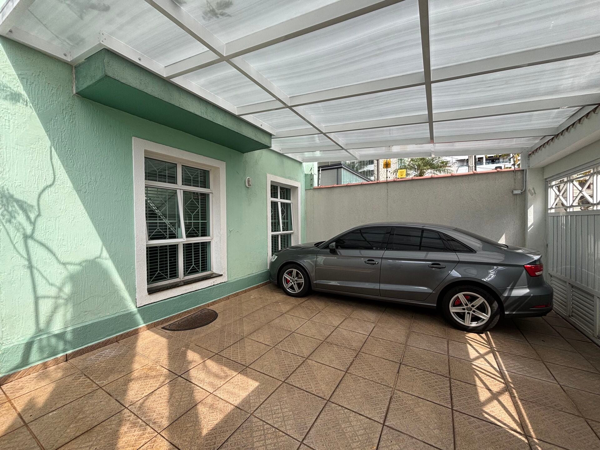Casa com edícula · 3 dorm. — Garagem