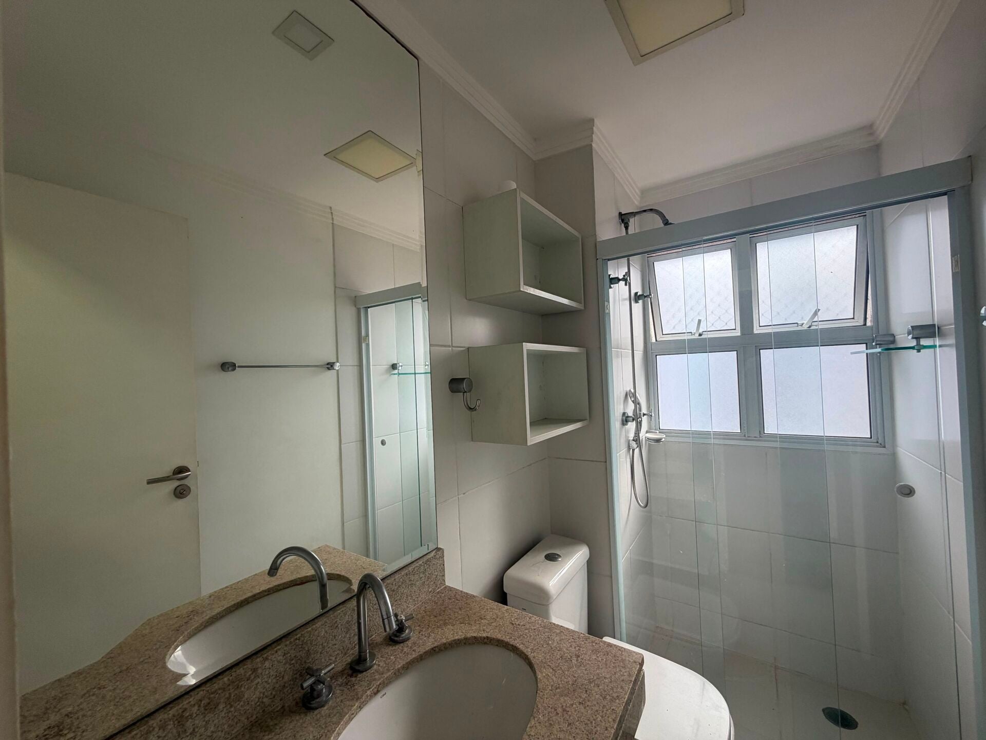 Apartamento · 2 dorm. — Banheiro