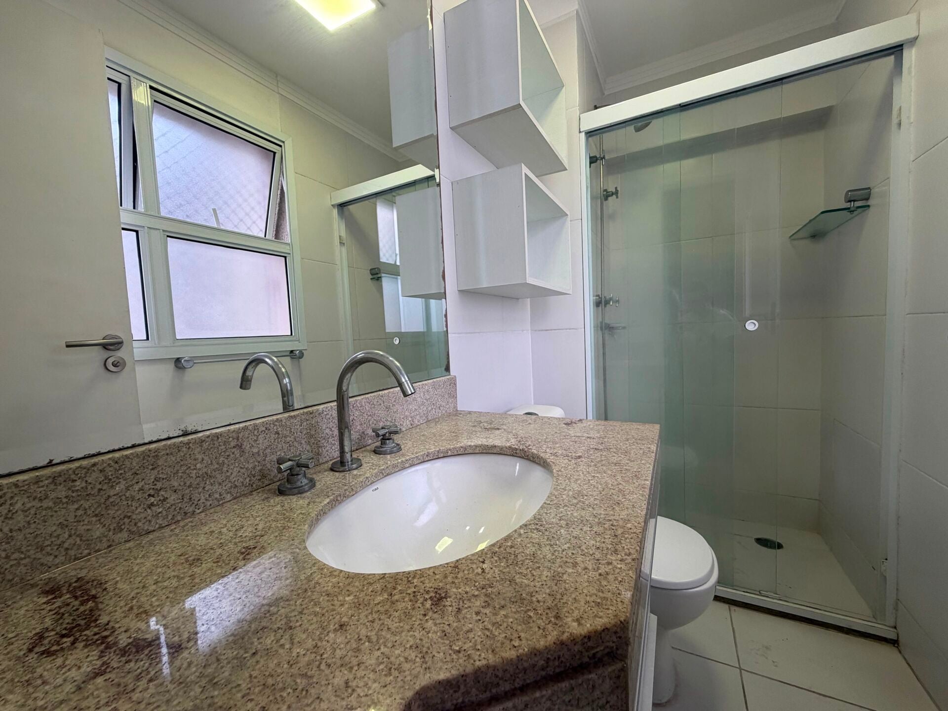 Apartamento · 2 dorm. — Banheiro