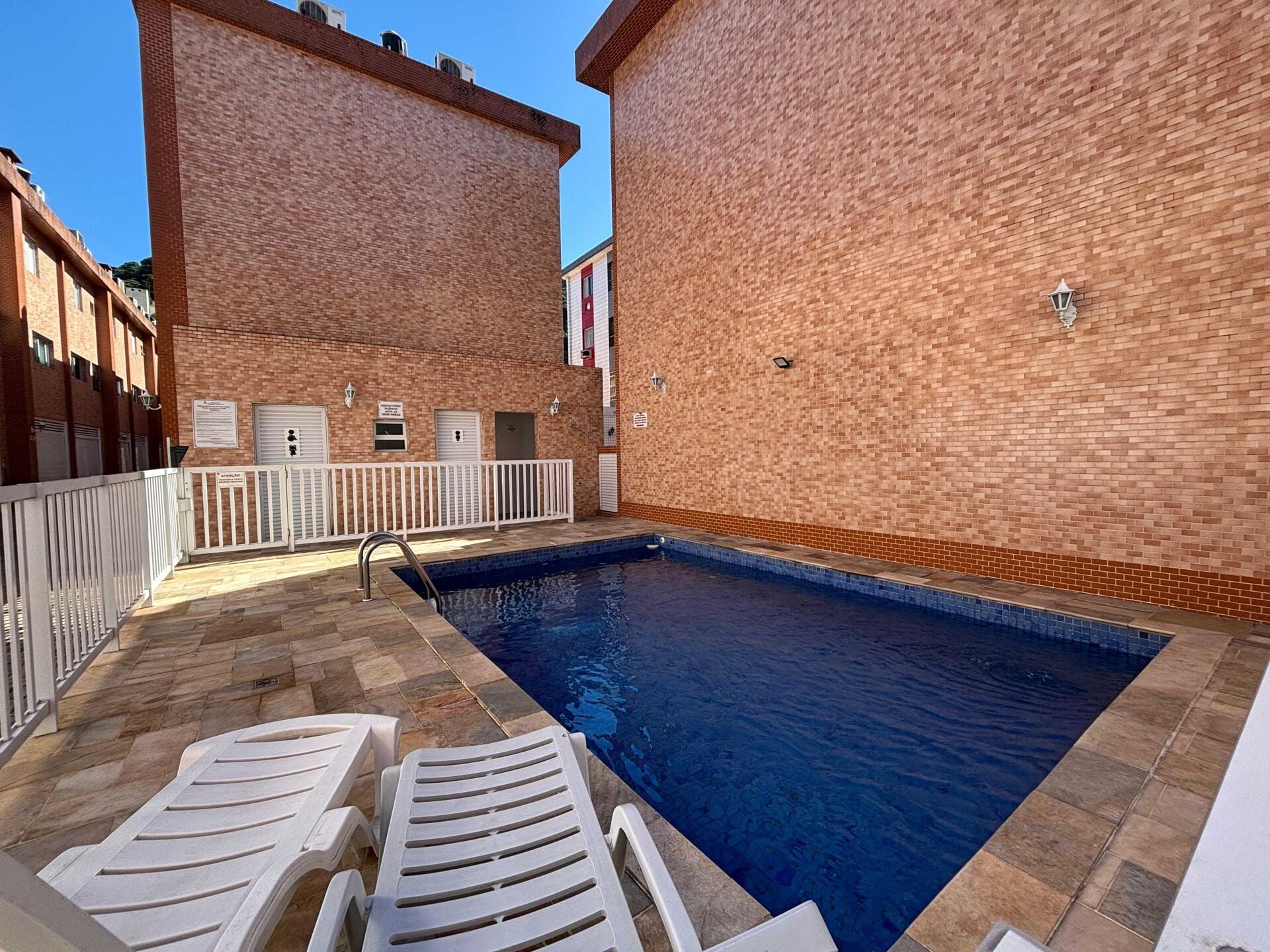 Casa em condomínio · 2 dorm. — Lazer piscina