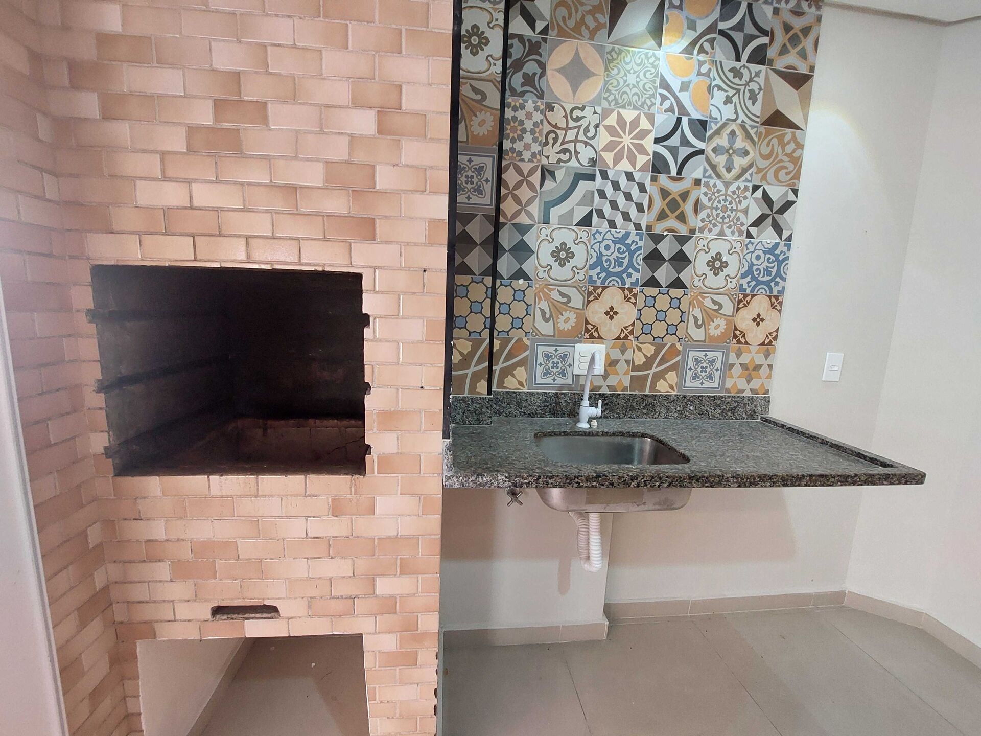 Casa em condomínio · 2 dorm. — Lazer churrasqueira