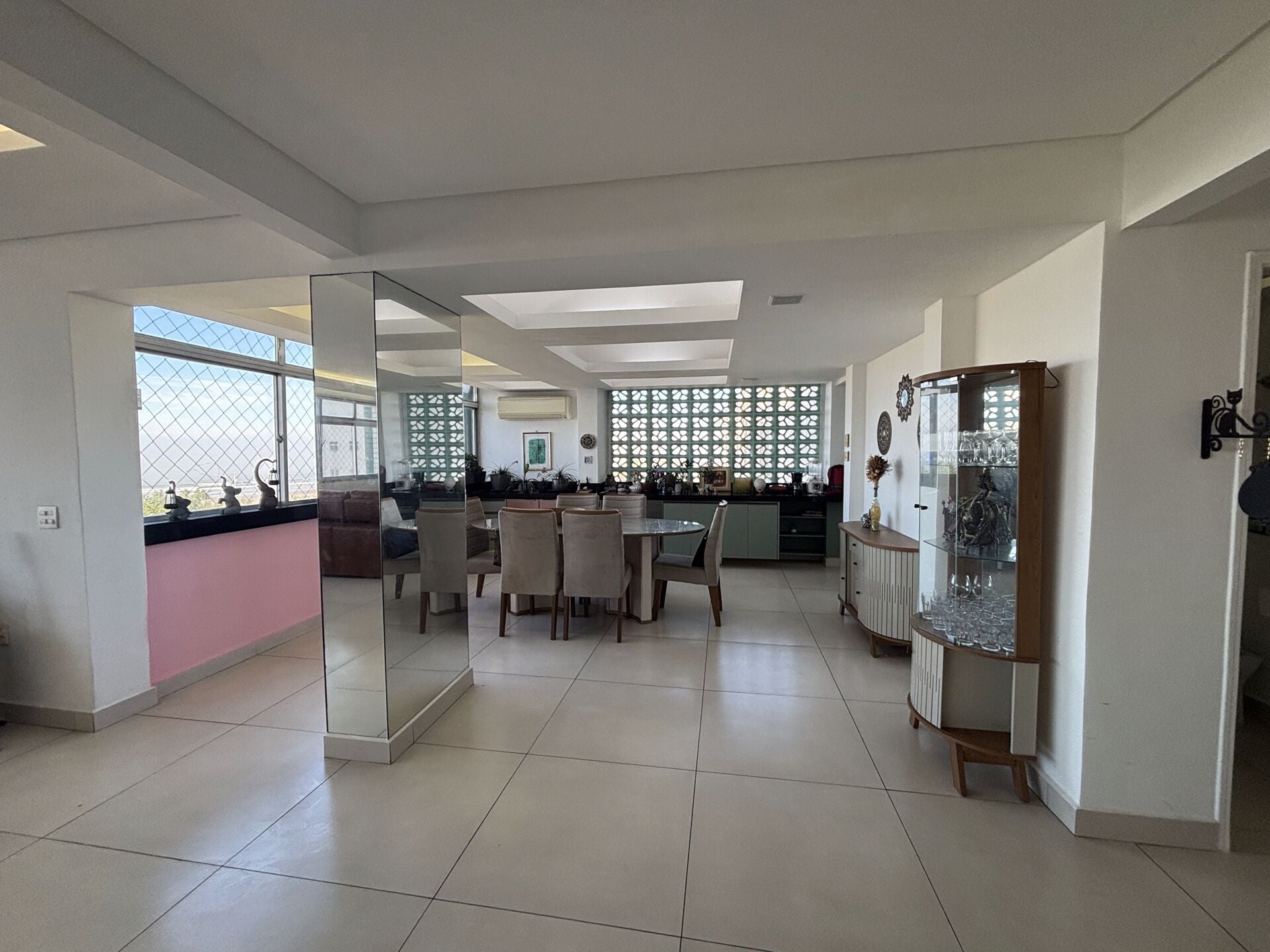 Apartamento · 4 dorm. — Sala de jantar