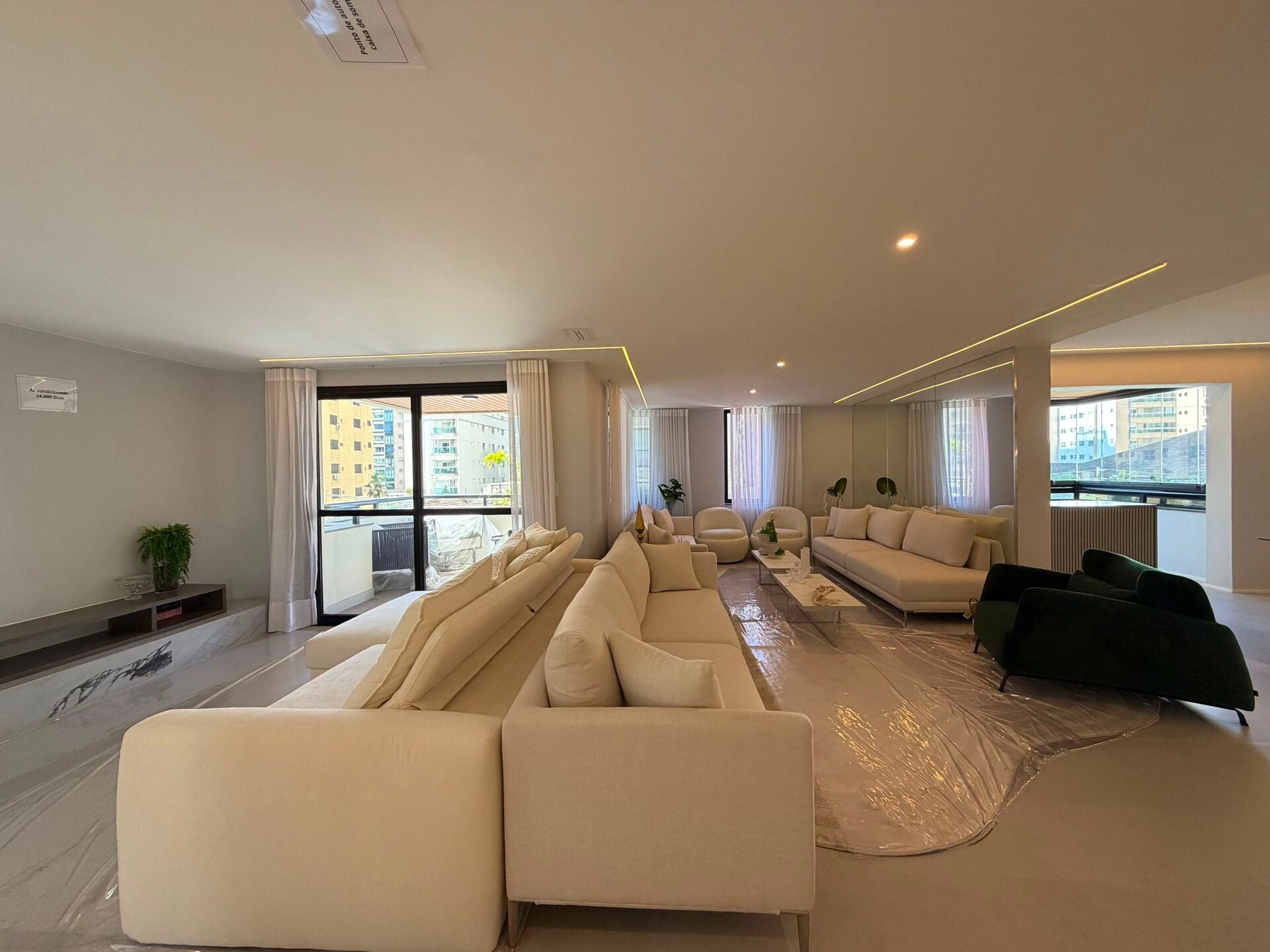 Apartamento de alto padrão · 4 dorm. — Sala