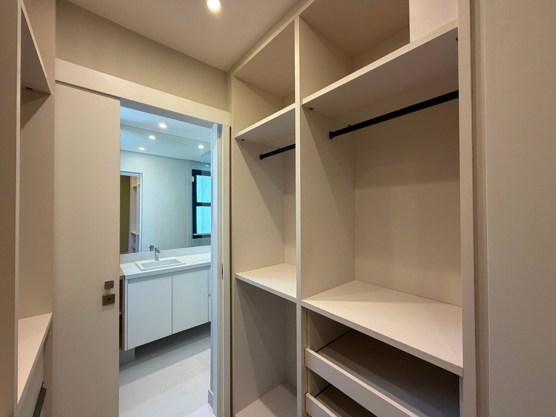 Apartamento de alto padrão · 4 dorm. — Closet