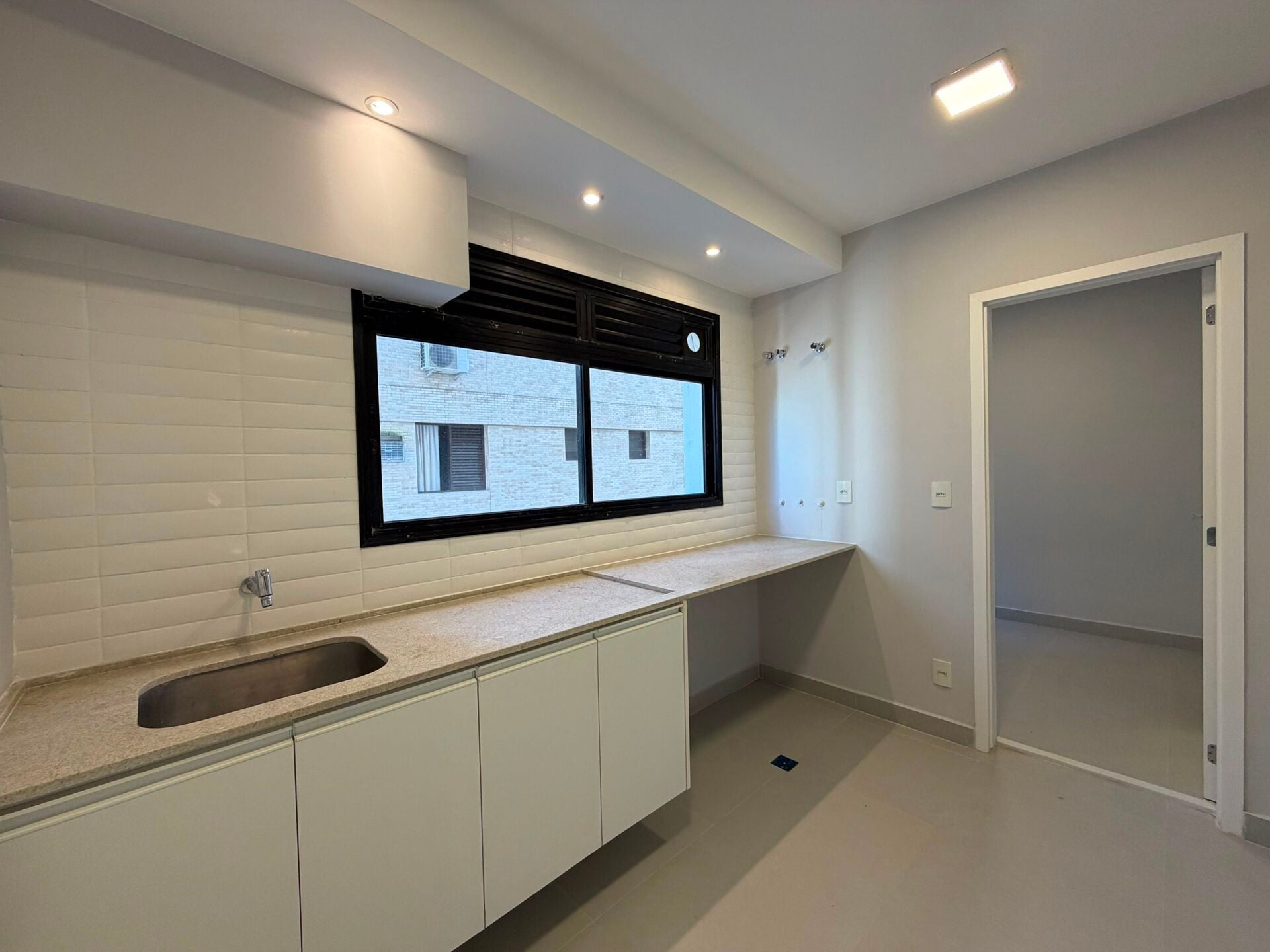 Apartamento de alto padrão · 4 dorm. — Área de serviço