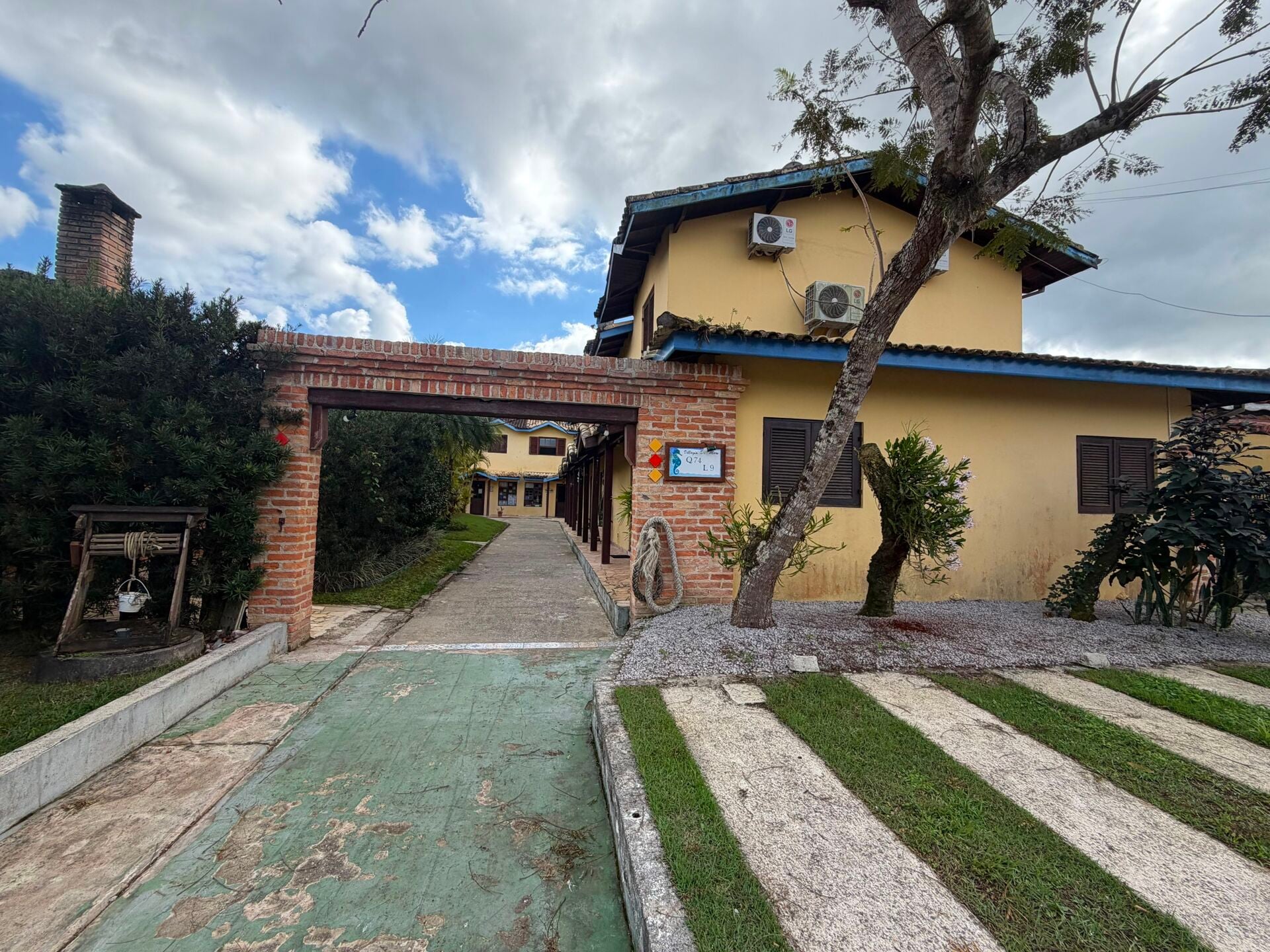 Casa em condomínio (villagio) · 2 dorm. — Fachada