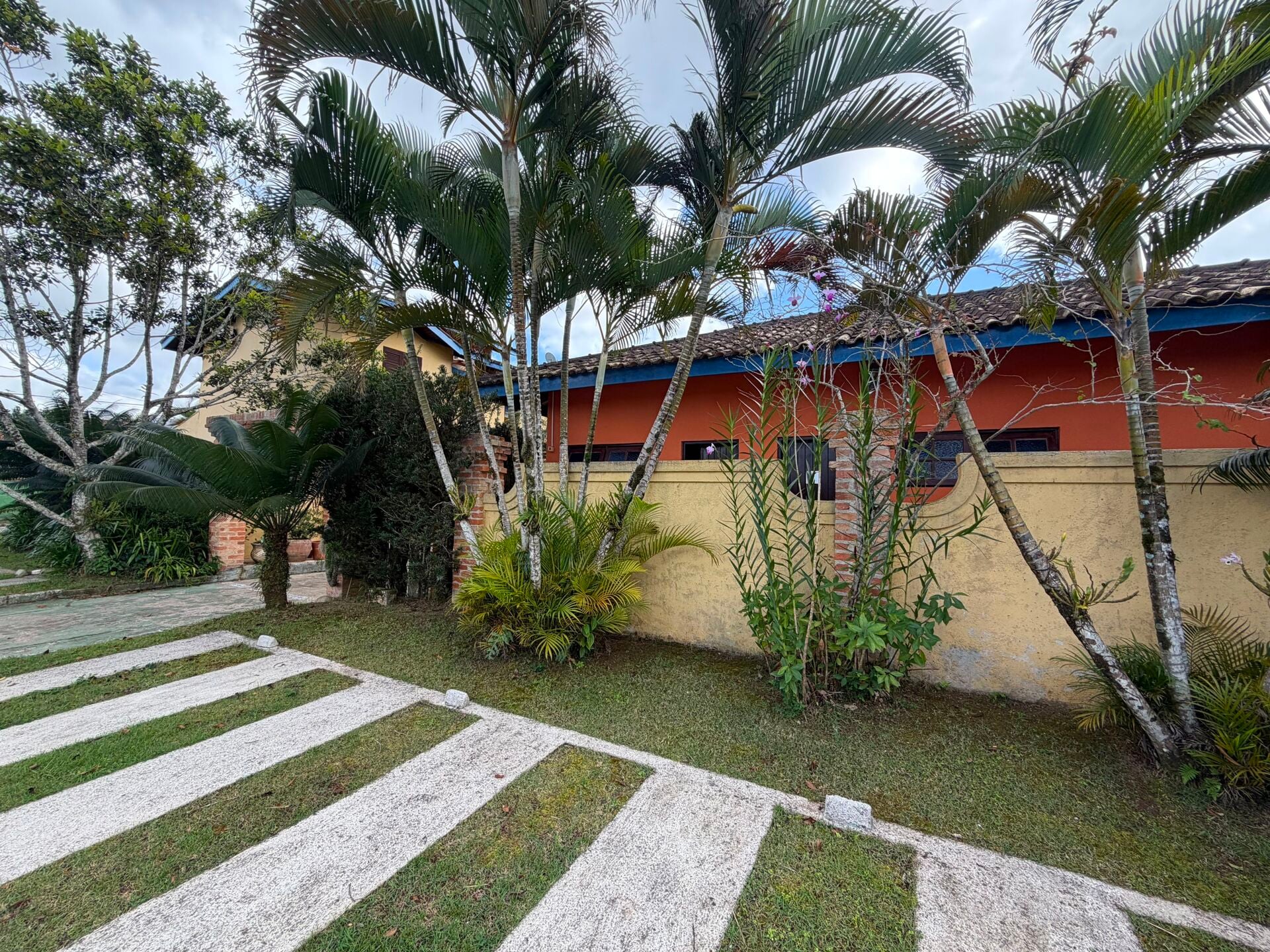 Casa em condomínio (villagio) · 2 dorm. — Fachada