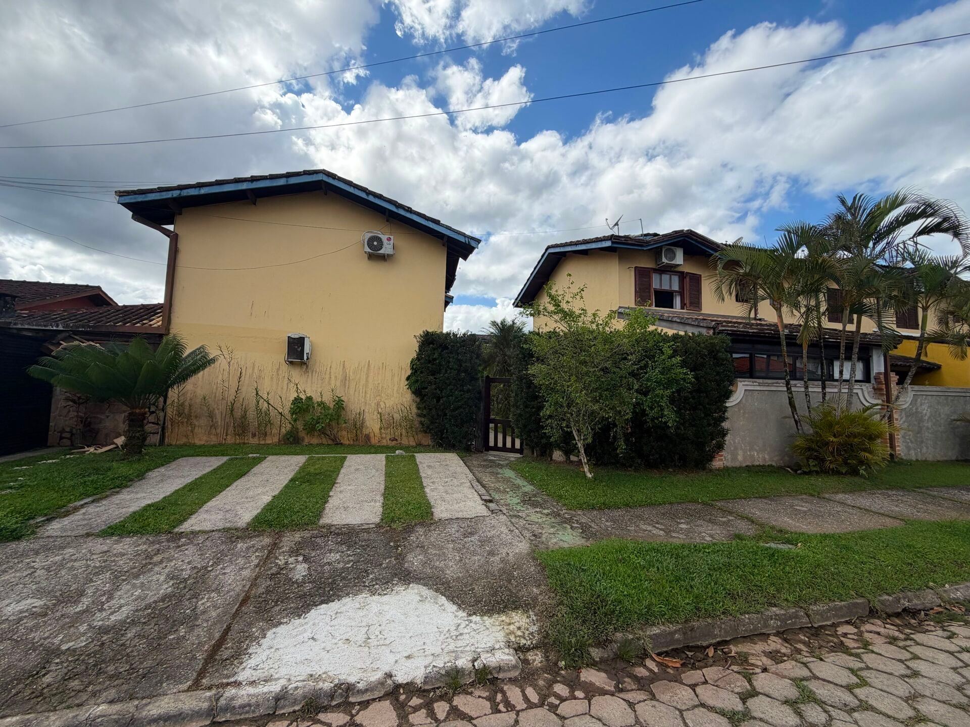 Casa em condomínio (villagio) · 2 dorm. — Fachada