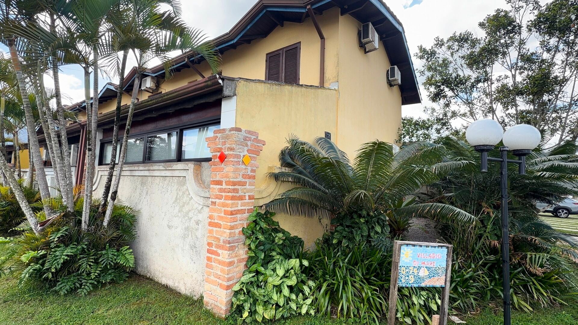 Casa em condomínio (villagio) · 2 dorm. — Fachada