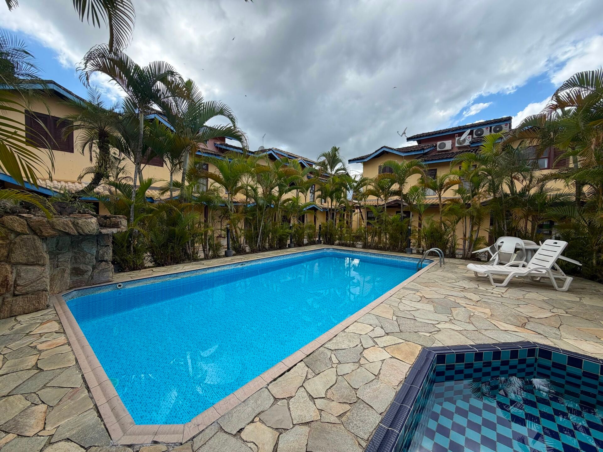 Casa em condomínio (villagio) · 2 dorm. — Lazer piscina