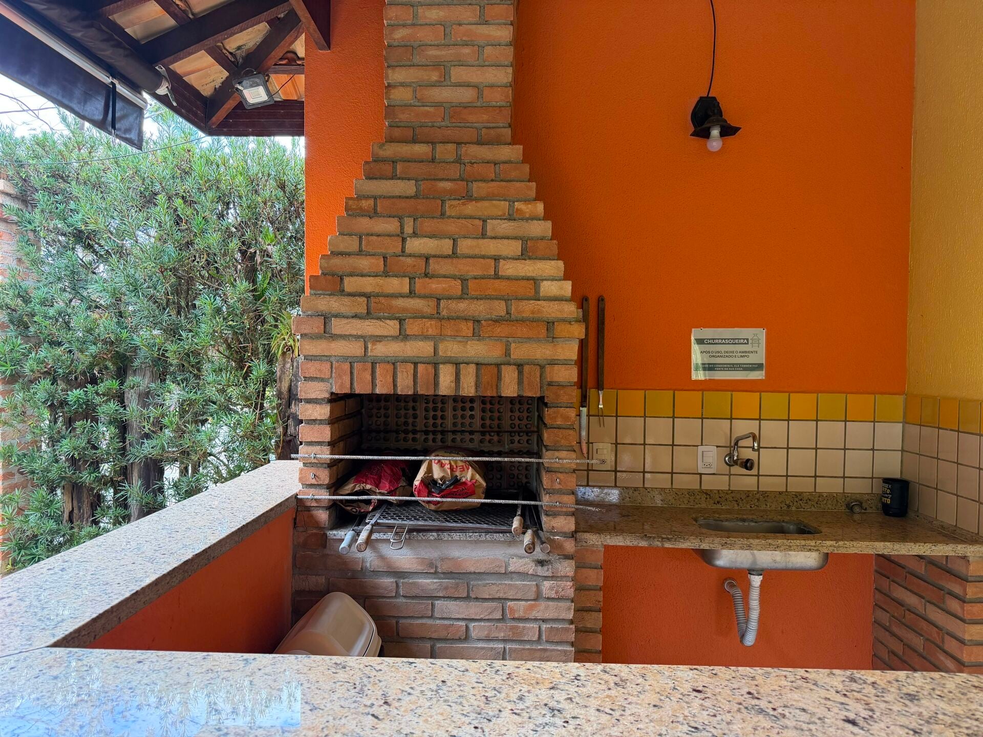 Casa em condomínio (villagio) · 2 dorm. — Lazer churrasqueira