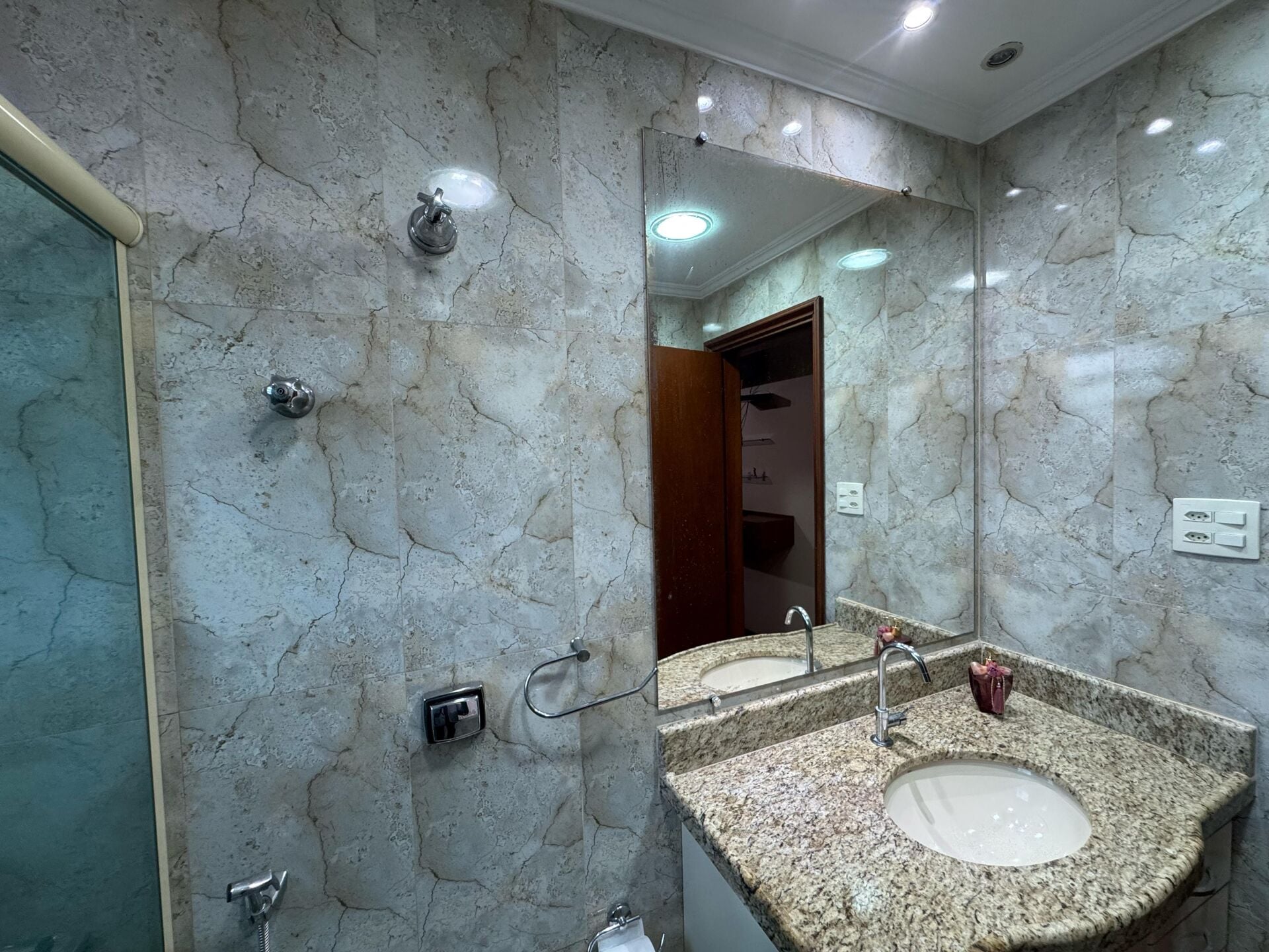 Apartamento 42 · 3 dorm. — Banheiro suite